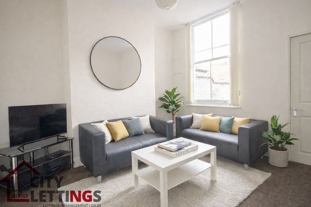 4 Bedroom Mid Terraced House - Photo 1