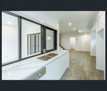 Modern Luxury Townhouse for Rent in Prestigious Park Cove, Hope Island - Photo 4