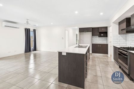 Stylish & Large 5 Bedroom Home in Central Smithfield - Photo 5