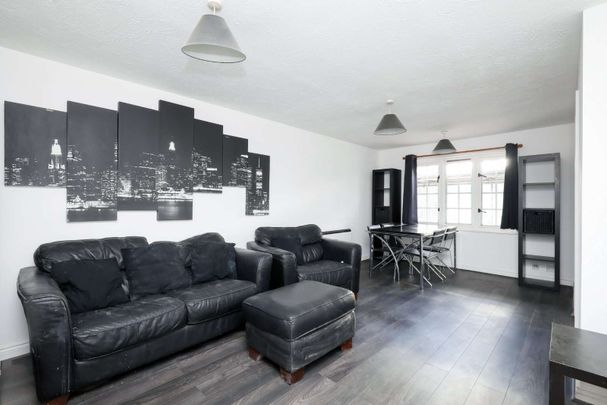 Charming two bedroom apartment with off-street parking near Wimbledon Common. - Photo 1