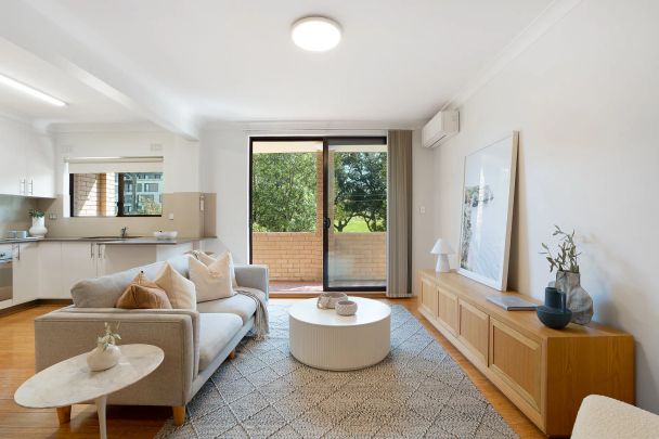 Stylish Two-Bedroom Apartment with Parking in Prime Bondi Location - Photo 1