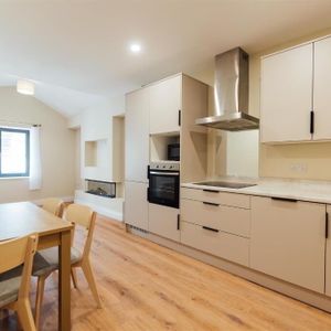 Apt 8, 5 Lower Crescent, Botanic, Belfast, BT7 1NR - Photo 2