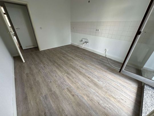 Neue EBK mögl. ! *** 1. OG - hochwertiges Laminat und West-Balkon ! - Photo 1