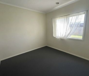 Spacious 4-Bedroom Family Home in Cranbourne - Photo 4