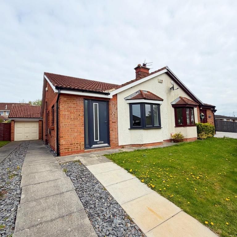 2 bedroom semi-detached bungalow to rent - Photo 1