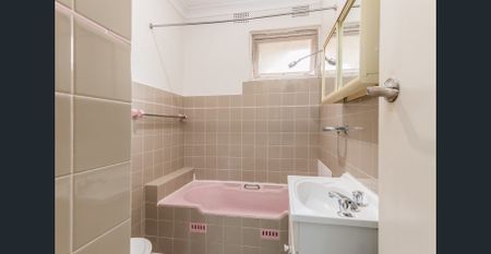 Bright Top-Floor Apartment in a Quiet Complex - Photo 4