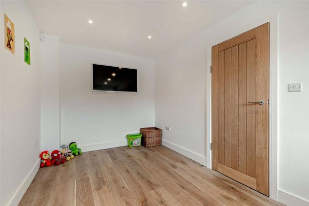 3 bedroom mews to rent - Photo 1