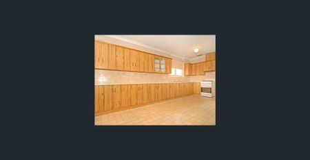 Original 4 Brm Basket Range Home - Fantastic Location Opposite a Park - So Close to Schools & Shops - Gardening Included - Photo 4