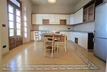 Appartamento di pregio in villa bifamiliare con ingresso indipendente, arredato