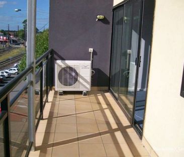 2 Bedroom, 2nd floor apartment close to trains, parks, and race course - Photo 3