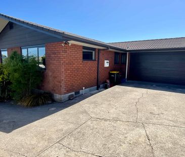 THREE BEDROOM, FULLY FURNISHED, CENTRAL LIVING - Photo 4