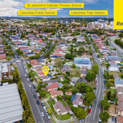 SPACIOUS FAMILY HOME IN A PRIME LIDCOMBE LOCATION - Photo 1