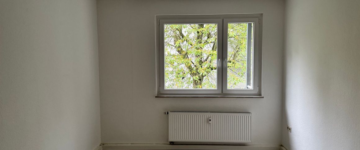 Charmante 2-Zimmer-Wohnung mit Balkon in zentraler Lage. Laminatböden neu! - Photo 1