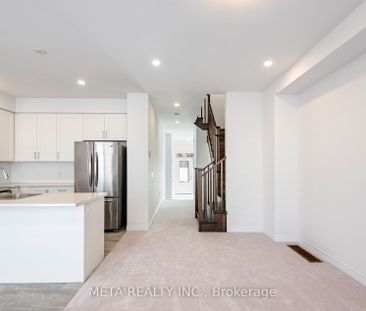 Townhouse For Lease | X8131328 - Photo 2