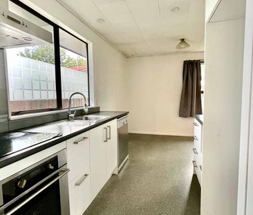 Spacious 3 bedrooms with 1 Bathroom, pet friendly - Photo 4