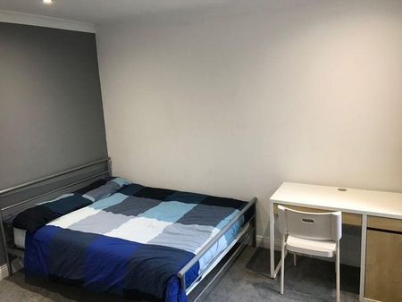 5 bedroom detached house to rent - Photo 3