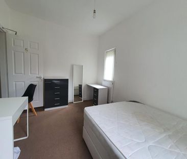 5 bedroom semi-detached house to rent - Photo 2