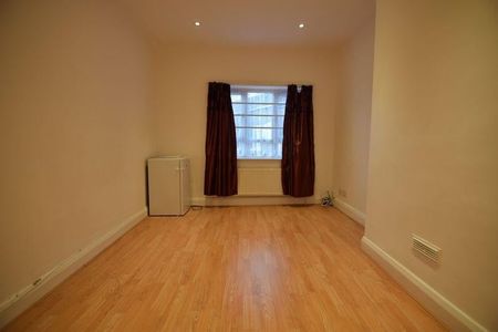 2 Bed Flat, East Street, IG11 - Photo 4