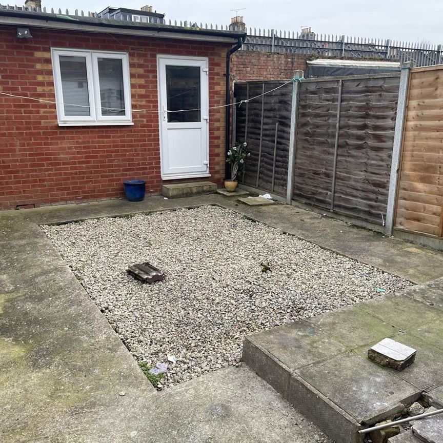 4 Bed Terraced House, Caistor Park Road, E15 - Photo 1