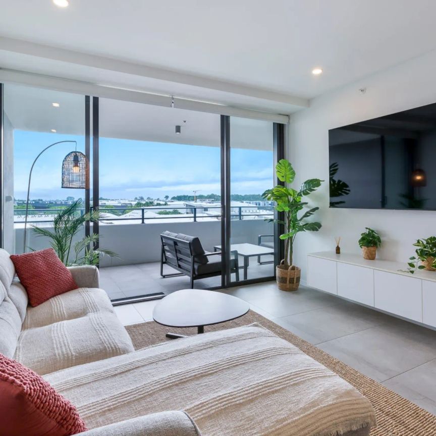 Welcome to your Fully furnished Lifestyle Retreat in Hope Island. - Photo 1