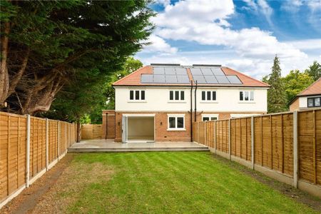 Beautifully finished new-build home just 0.5 miles from Walton-On-Thames Station. This five bedroom family residence combines contemporary design and cutting-edge technology. - Photo 5