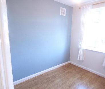 3 bedroom end of terrace house to rent - Photo 2