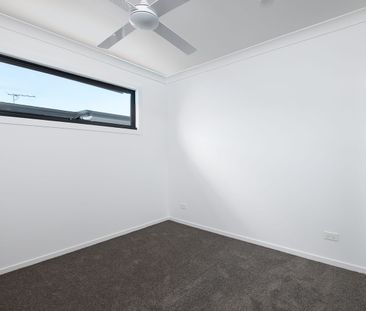 BRAND NEW 3-BEDROOM DESIGNER TOWNHOUSE - Photo 2