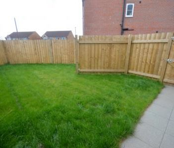 3 bedroom Semi-detached house To Let - Photo 6