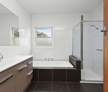 17 White Avenue, Wendouree Vic 3355 - Photo 2