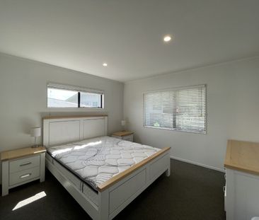 3 Bedrooms, Forrest Hill - Photo 1