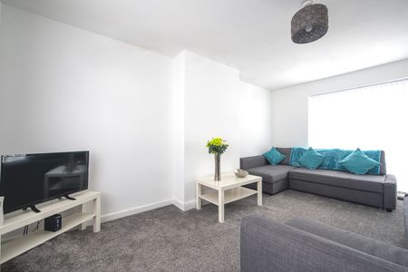 3 Bed Terraced House, Middleton Park Grove, LS10 - Photo 4