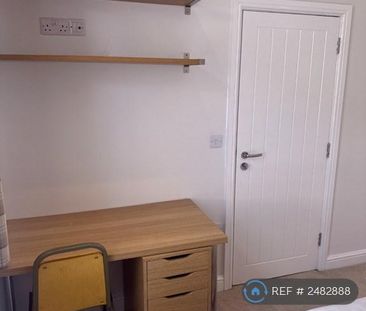 1 bedroom in a house share to rent - Photo 2