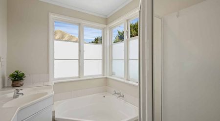 Family home in Burnside High Zone! - Photo 5