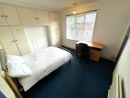 1 bedroom in a house share to rent - Photo 2