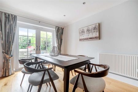 A spacious family home ideally situated for local amenities and schools. - Photo 2