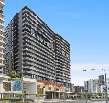 TOP FLOOR WITH VIEWS TO CITY - 1 BEDROOM + STUDY - Photo 3