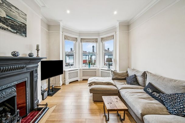 This charming three-bedroom apartment is perfectly situated on a sought-after road in the heart of Wimbledon. - Photo 1