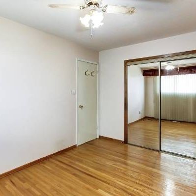 Newly renovated main floor 3 bedroom for rent with parking - Photo 1