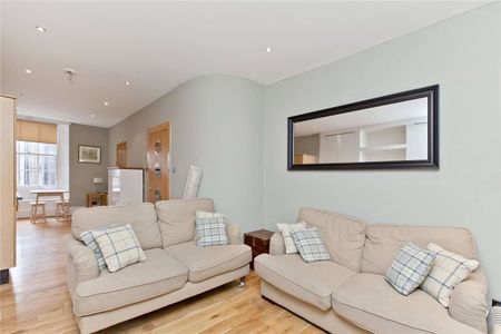 A fantastic furnished flat that is situated in the heart of Edinburgh's historic Old Town, on the edge of the Royal Mile, this desirable flat lies on the first floor of a classical Victorian - Photo 3