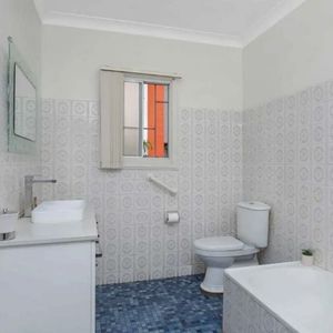 Conveniently located 4 bedroom family home with Granny Flat - Photo 2