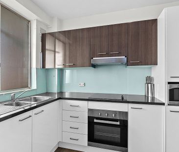 Stylish & Renovated Two-Bedroom Apartment in Prime Location - Photo 6