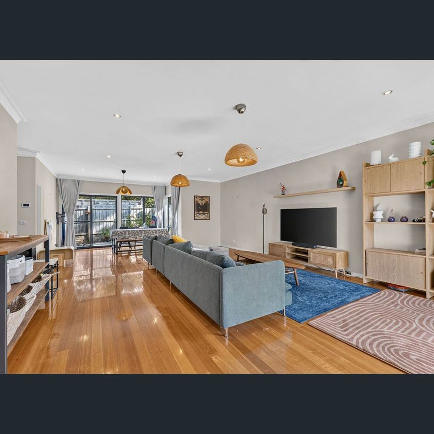 Spacious 3-Bedroom Unit with Modern Features and Double Garage - Photo 1