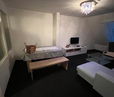 Möbilierte Dachgeschoss Wohnung neu RenoviertFamilienhaus - Photo 1