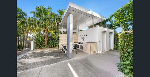 one bedroom plus study - Photo 1