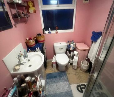 Room in a Shared House, Gorringe Park Ave, CR4 - Photo 4