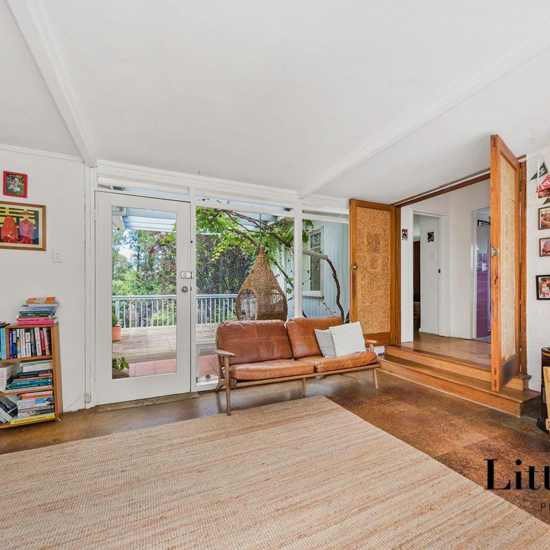Four-bedroom home in Griffith, enveloped in stunning gardens! - Photo 1