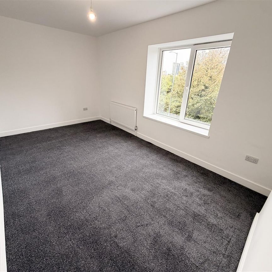 House - Terraced For Rent Pentreguinea Road, Swansea - Photo 1