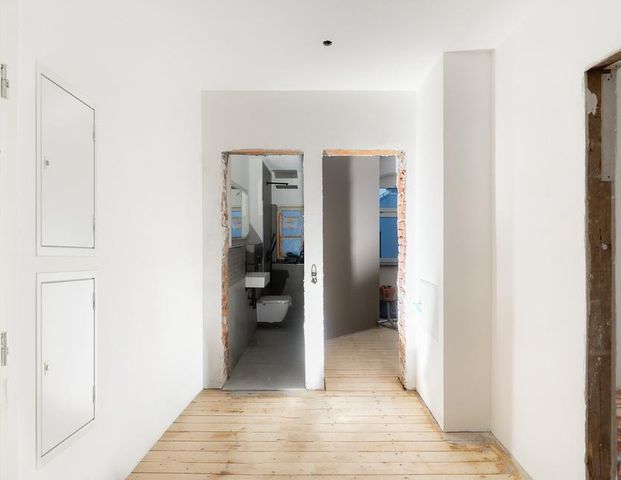 Erstbezug! Top-renoviertes Appartment mit EBK und Tageslichtbad in freistehendem Altbau - Foto 1