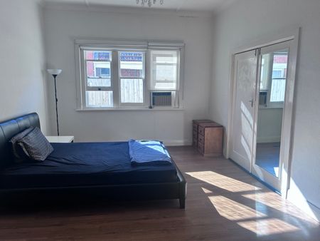 St Kilda East - Photo 2