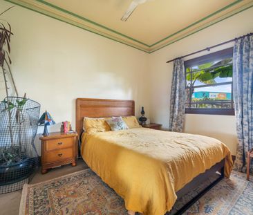 Charming Retro Cottage Living - Photo 4